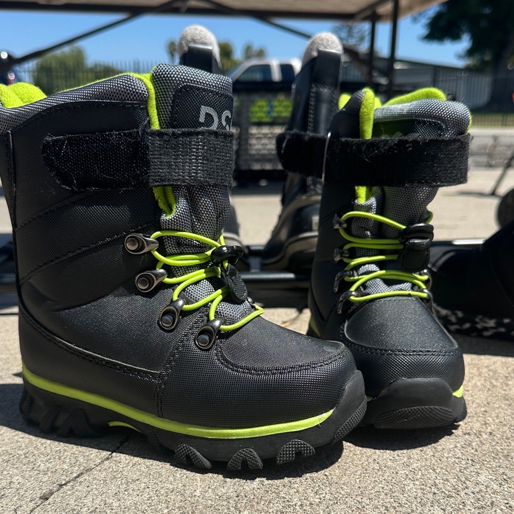 DSG Kids Black and Lime snow Boots